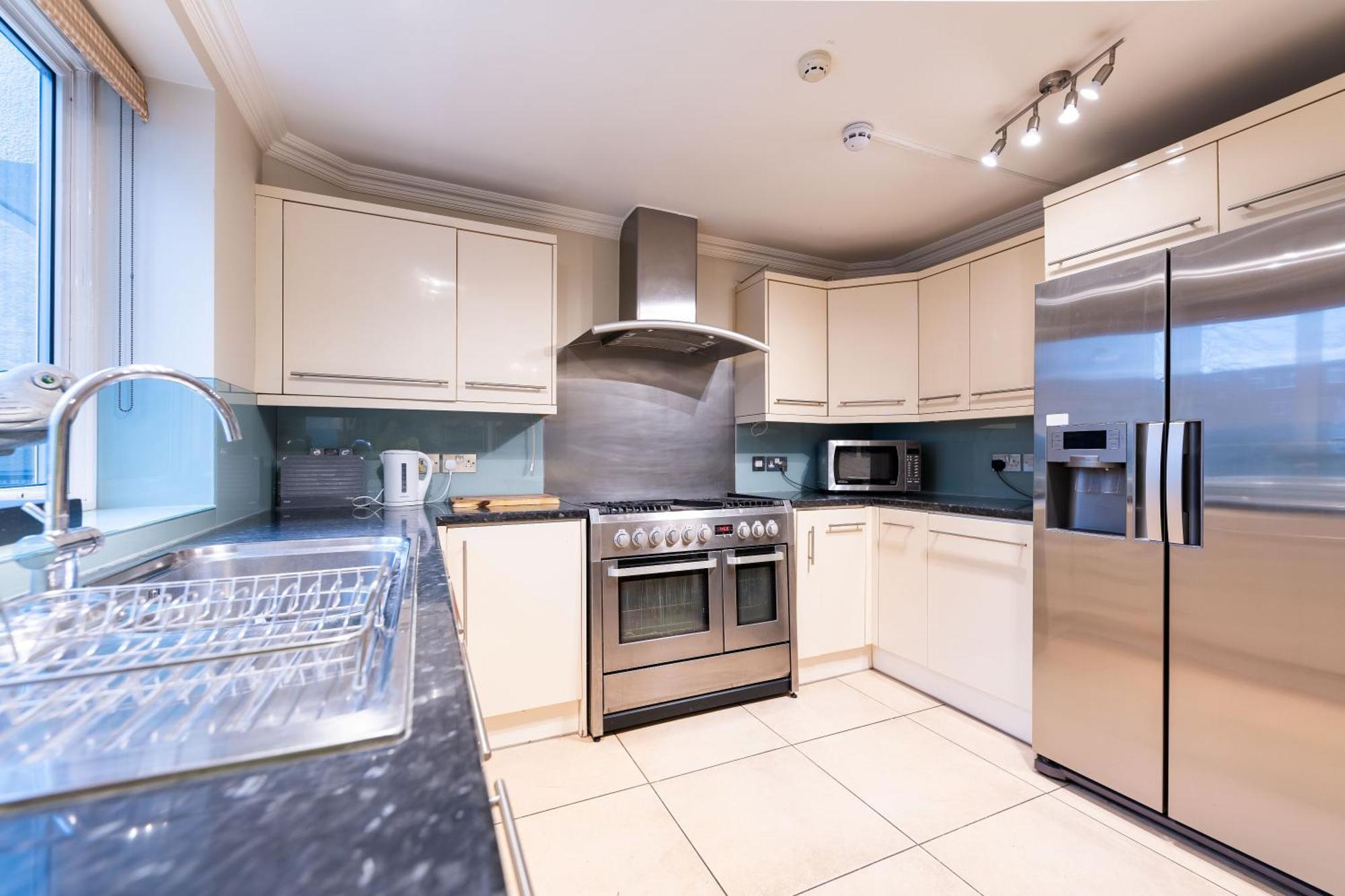 Luxury 6 Bedroom House In Southwick Street Londra Dış mekan fotoğraf